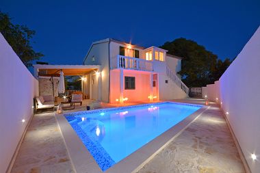 Ferienwohnungen Zeljko - with pool : A1(6) Marina - Riviera Trogir 