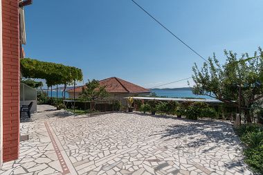 Ferienwohnungen Vin - 40 m from sea: A1 (4+1), A2 (2+2), A3 (2+2) Seget Donji - Riviera Trogir 