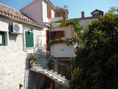 Ferienwohnungen und Zimmer Jare - in old town R1 zelena(2), A2 gornji (2+2) Trogir - Riviera Trogir 