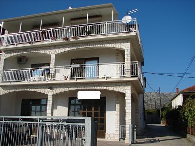 Ferienwohnungen Tone - spacious and comfortable: A1 zuti(5+2), A2 plavi(5+2) Trogir - Riviera Trogir 