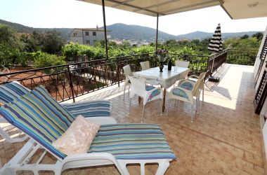 Ferienwohnungen Marin - comfortable apartment near sea: A1(5+2) Vinisce - Riviera Trogir 