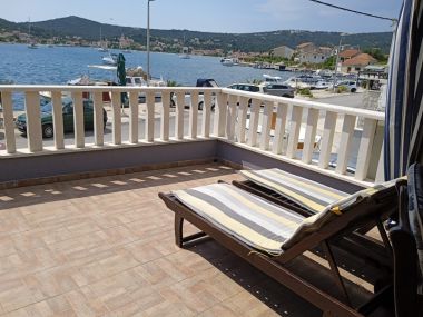 Ferienwohnungen Josip - 5 m from beach: A1(6) Vinisce - Riviera Trogir 